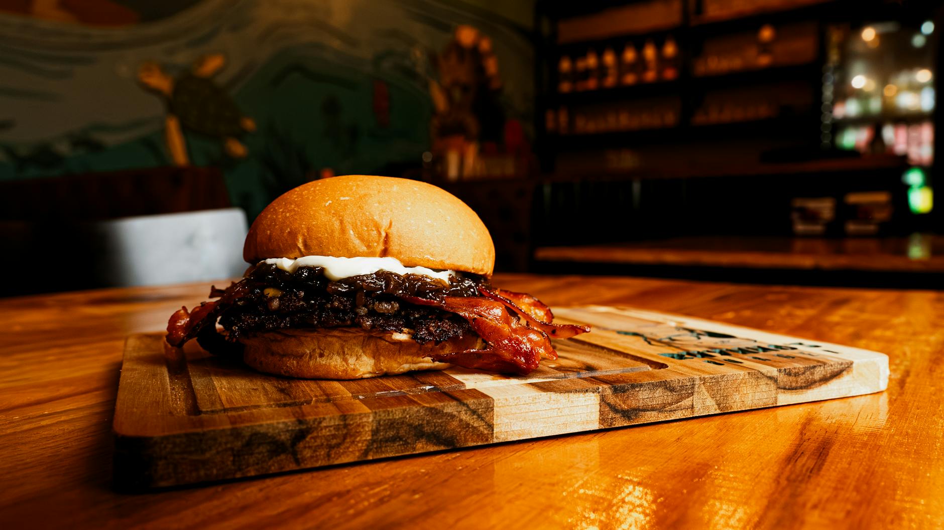Hamburguesa gourmet en tabla de madera