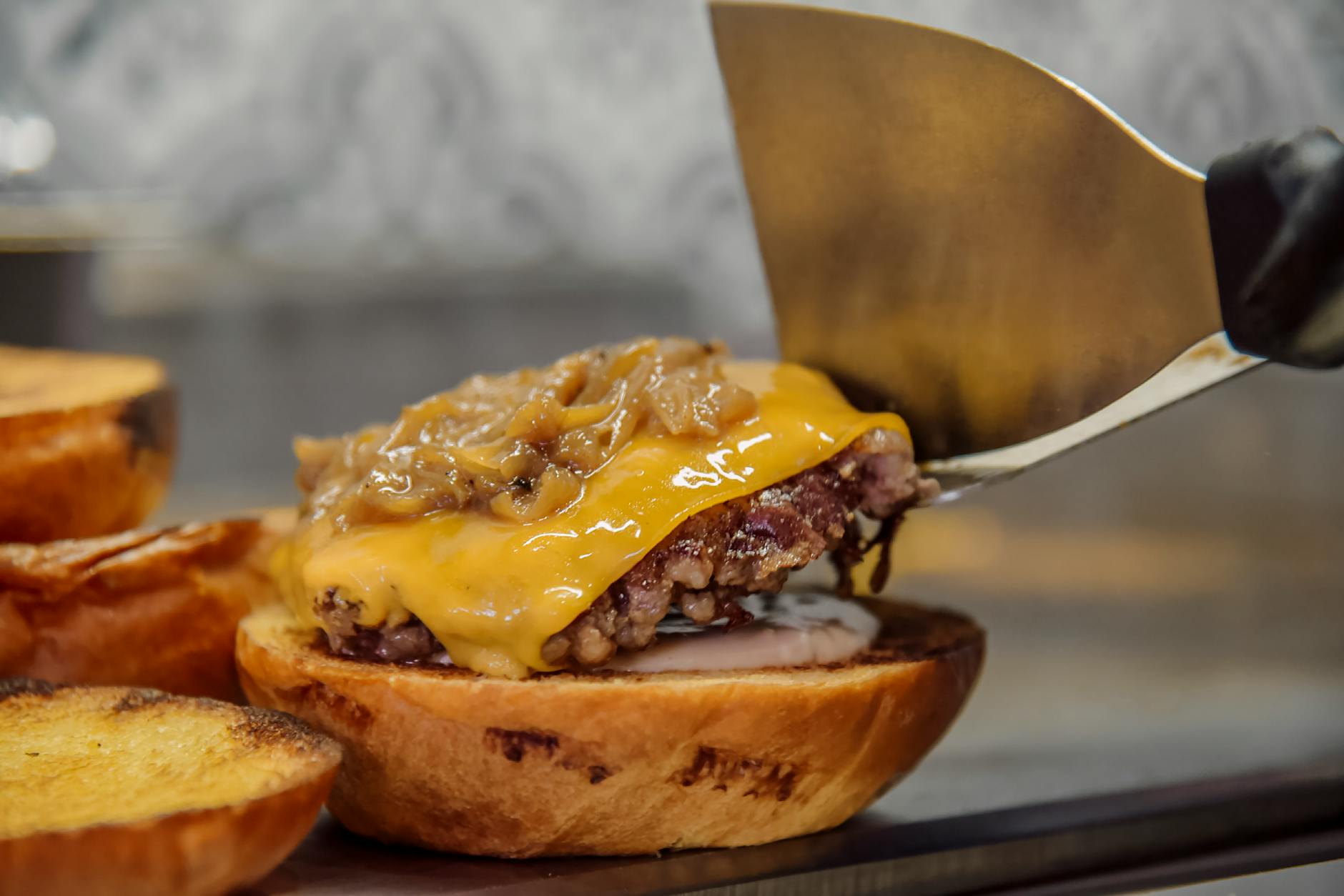 La Brava — doble carne con cheddar y cebolla caramelizada