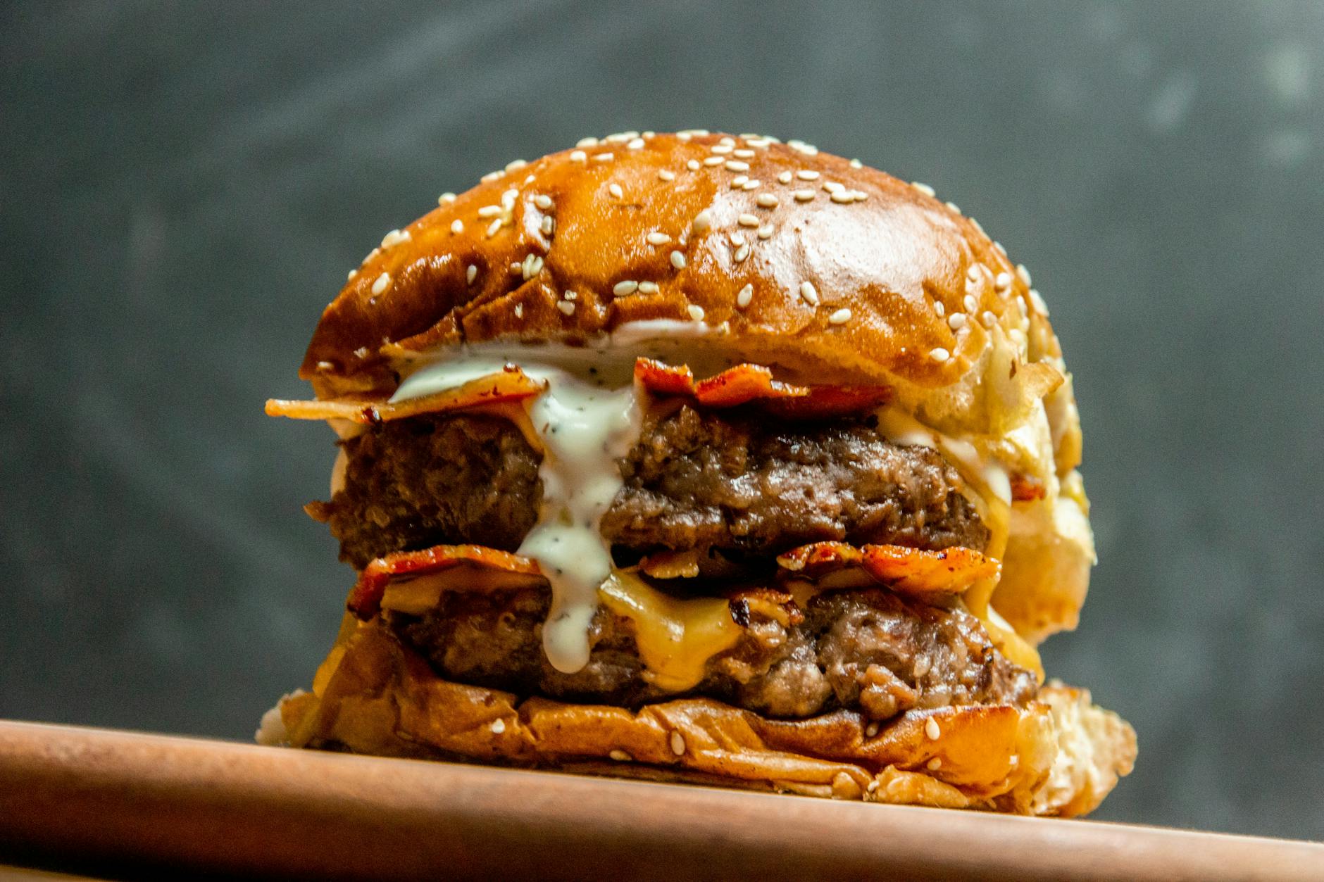 La Bomba — triple carne y triple queso